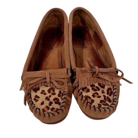 Minnetonka Women's Leather Leopard Calf Hair Kilty Moccasin Driving Loafer 7 - Picture 1 of 12